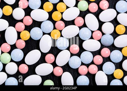Medicinali diversi. Compresse, pillole su sfondo nero. Farmaci e farmaci farmaceutici. Foto Stock