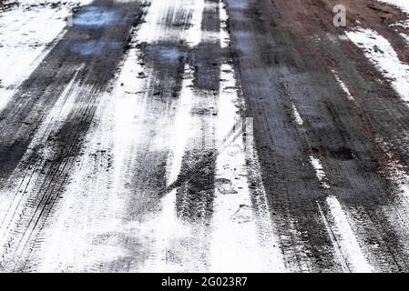 Neve su strada con cingoli pneumatici, tessuto invernale Foto Stock