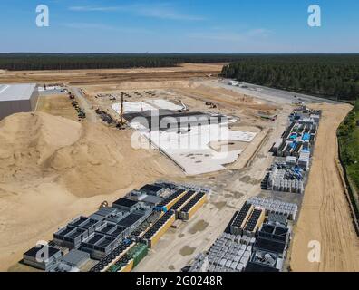 30 maggio 2021, Brandeburgo, Grünheide: Il cantiere del Gigafactory di Tesla ad est di Berlino (vista aerea con un drone). Secondo le proprie informazioni, la produzione e la consegna dei primi veicoli inizierà solo alla fine del 2021. La prima fabbrica europea di Grünheide, progettata per 500,000 veicoli all'anno, è un pilastro importante della strategia futura di Tesla. Per il momento, la casa produttrice di auto elettriche statunitense prevede di impiegare fino a 10,500 persone a turni. Foto: Patrick Pleul/dpa-Zentralbild/ZB Foto Stock