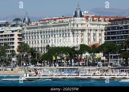 ALPES-MARITIME (06). CANNES. HOTEL CARLTON. COSTRUITO NEL 1913 SULLA CROISETTE, IL CARLTON INTERCONTINENTAL DISPONE DI 343 CAMERE E SUITE. Foto Stock