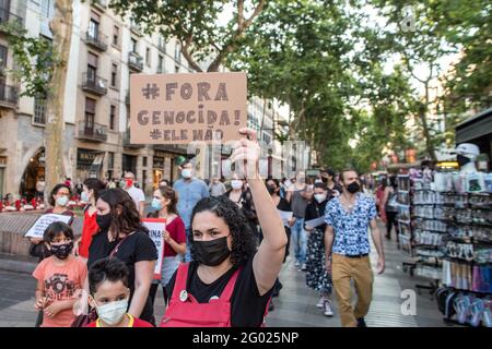 Barcellona, Catalogna, Spagna. 29 maggio 2021. Il manifestante è visto con un banner che legge, genocida out.on il giorno segnato da manifestazioni nelle principali città del Brasile contro il presidente brasiliano, Jair Bolsonaro. I brasiliani che si trovano a Barcellona hanno tenuto una manifestazione sulle Ramblas di Barcellona per unirsi alle proteste del loro paese natale Credit: Thiago Prudencio/DAX/ZUMA Wire/Alamy Live News Foto Stock