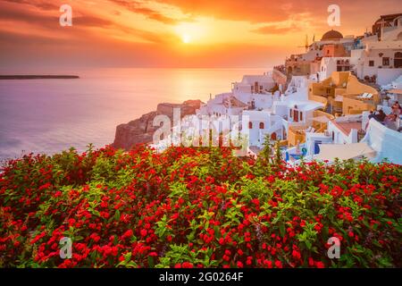 Tramonto sulla città di Oia sull'isola di Santorini in estate. Santorini, Grecia Foto Stock