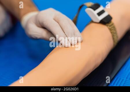 Laboratorio con infermiera che pretrattano un campione di sangue dal paziente - bambola. Primo piano, pronto soccorso Foto Stock