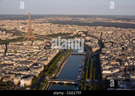 FRANCIA. PARIGI (75) VEDUTA AEREA DELLA SENNA, IN PRIMO PIANO, IL PONT DES INVALIDES E SULLO SFONDO, DA SINISTRA A DESTRA, LA TORRE EIFFEL, T. Foto Stock