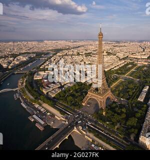 FRANCIA. PARIGI (75) 7° ARR. VISTA AEREA DELLA TORRE EIFFEL E DEL CHAMP DE MARS CON, DA SINISTRA A DESTRA, PORTA DEBILLY IL QUAI BRANLY MUSEO DELLE ARTI Foto Stock