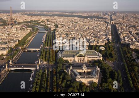 FRANCIA. PARIGI (75) VEDUTA AEREA DELLA PARTE OCCIDENTALE DELLA CITTÀ. SENNA, ALEXANDRE III BRIDGE, GRAND E PETIT PALAIS E CHAMPS ELYSEES AVENUE Foto Stock