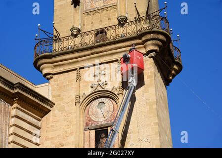 Lavoratore che utilizza la piattaforma di lavoro aerea (AWP) o la piattaforma di lavoro elevante (EWP) per lavorare sulla storica Torre dell'Orologio in Aix-en-Provence Francia Foto Stock