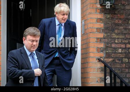 Boris Johnson, MP, con dettagli di sicurezza, lascia una casa a Great College Street, Westminster, Londra Foto Stock