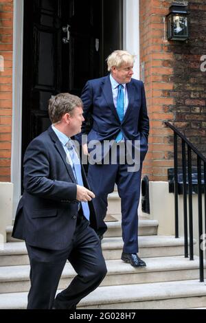 Boris Johnson, MP, con dettagli di sicurezza, lascia una casa a Great College Street, Westminster, Londra Foto Stock