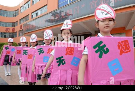 31 maggio 2021, Handan, Handan, Cina: Il 31 maggio, la scuola primaria n. 1 nel distretto minerario di Fengfeng, Handan City, provincia di Hebei, ha lanciato una campagna pubblicitaria sul tema ''proteggere i bambini, stare lontano dal tabacco, e vivere una vita sana''. Gli studenti hanno utilizzato pennelli e scatole di carta di scarto per progettare un cartello ''No Smoking'' e un ''No Smoking Day Clothing Show'', invitando le persone a stare lontano dal tabacco, creando un ambiente senza fumo per i bambini a crescere, e accogliendo la ''No Smoking Day'' il 31 maggio. ' Credit: ZUMA Press, Inc./Alamy Live News Foto Stock