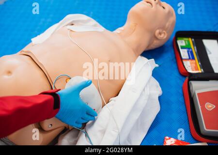 Primo soccorso per la rianimazione cardiopolmonare corso tramite defibrillatore automatico esterno dispositivo, AED. Foto Stock