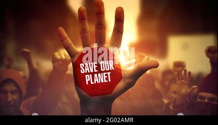 Folla di Angry Man e Donna in forte dimostrazione. Salva il nostro pianeta scritto in mano rialzata. Salva il nostro pianeta - su Chiudi di Raised Palm on Revolution. Protesta pubblica e lotta per salvare il nostro pianeta. Foto Stock