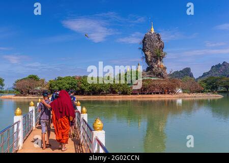 HPA AN, MYANMAR - 29 DICEMBRE 2017: Monaco sul ponte che conduce a Kyauk Ka Lat pagoda in hPa An. Foto Stock