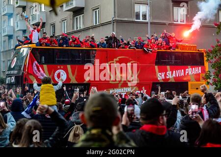 Fotbaliste Slavie po utkani zaverecneho 34. kola prvni ligy s Ceskymi Budejovicemi 29. kvetna 2021 v Praze prevzali trofej pro mistra, s niz tym od stadionu v Edenu vyrazil na jizdu otevrenym autobusem ulemi hlavniho. Foto Stock