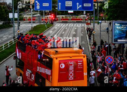 Fotbaliste Slavie po utkani zaverecneho 34. kola prvni ligy s Ceskymi Budejovicemi 29. kvetna 2021 v Praze prevzali trofej pro mistra, s niz tym od stadionu v Edenu vyrazil na jizdu otevrenym autobusem ulemi hlavniho. Foto Stock