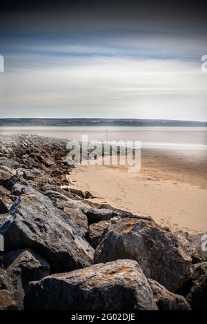 Mare frangiflutti a bassa marea Foto Stock