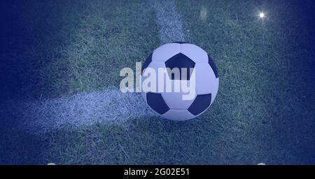 Composizione del calcio sulla linea bianca sul campo d'erba Foto Stock