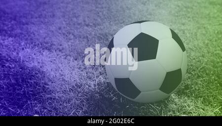 Composizione del calcio su linea bianca sul campo d'erba con spazio di copia e tinta viola Foto Stock
