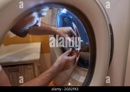 Pulisca il filtro di fluff dell'asciugatore a tamburo o. lavatrice Foto Stock