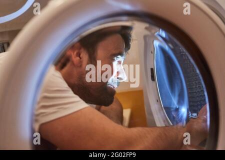 Fai-da-te-selfer ripara un asciugatore o una lavatrice difettosi Foto Stock