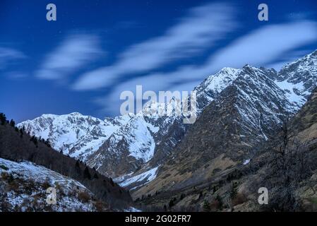 Valle dell'Aure in una notte invernale con luna piena (Midi-Pyrénées, Occitania, Francia) ESP: Valle del Aure en una noche de invierno con Luna Llena Foto Stock