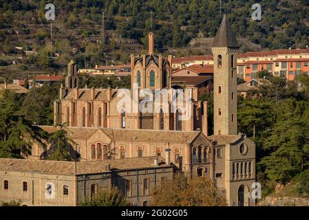 Vista autunnale nella colonia tessile (città aziendale) di Cal Pons, chiamata 'la cattedrale del Llobregat' (Berguedà, Catalogna, Spagna) Foto Stock