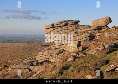 Vista dalla cima di West Mill Tor guardando verso Terreni agricoli Devon Foto Stock