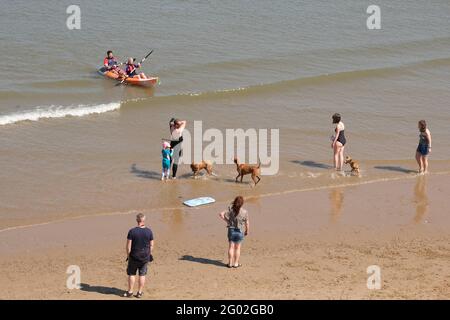 Gower, Swansea, Regno Unito. 31 maggio 2021. Tempo nel Regno Unito: Caldo e soleggiato sulla spiaggia di Broughton sulla penisola di Gower. I visitatori delle vacanze in banca hanno riempito i campeggi e i parchi di roulotte di Gower sulla costa gallese. Credit: Gareth Llewelyn/Alamy Live News Foto Stock