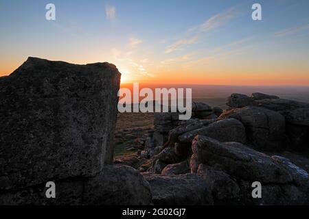 Vista dalla cima del West Mill Tor al tramonto Guardando verso i terreni agricoli del Devon Foto Stock