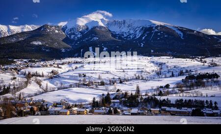 Cambredase picco nevoso visto dal villaggio di Mont-Louis in un pomeriggio invernale (Pirenei Orientali, Occitanie, Francia) Foto Stock