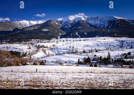 Cambredase picco nevoso visto dal villaggio di Mont-Louis in un pomeriggio invernale (Pirenei Orientali, Occitanie, Francia) Foto Stock