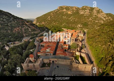 FRANCIA - PIRENEI ORIENTALI - 66 - VILLEFRANCHE DE CONFLENT : IL VILLAGGIO E LE MURA VAUBAN DALL'OVEST. ALLA CONFLUENZA DEL CADY E DEL TET R. Foto Stock