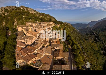 FRANCIA - ALPI MARITTIME - 06 - SAINT AGNES : VISTA PANORAMICA DEL VILLAGGIO DA NORD. SULLA SINISTRA, NOTRE DAME DES NEIGES CHIESA. NEL BACKGROU Foto Stock