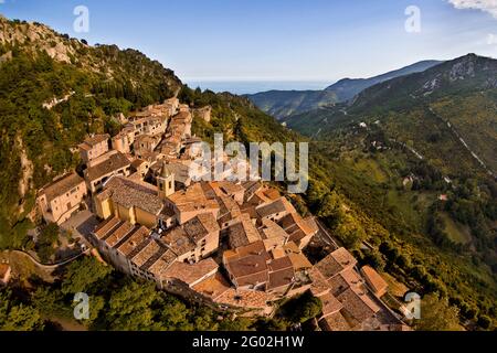 FRANCIA - ALPI MARITTIME - 06 - SAINT AGNES : VISTA PANORAMICA DEL VILLAGGIO DA NORD. SULLA SINISTRA, NOTRE DAME DES NEIGES CHIESA. GIÙ, L'AVENU Foto Stock