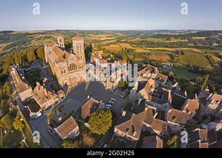 FRANCIA - YONNE - 89 - VEZELAY : IL VILLAGGIO SUPERIORE E LA BASILICA DI S. MARIA MADDALENA. FAMOSA PER LA SUA BASILICA (CAPOLAVORO DI ARTE ROMANA) E ALTA Foto Stock