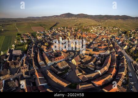 FRANCIA - 68 - ALTO RENO - EGUISHEIM : VEDUTA GENERALE DEL VILLAGGIO DAL NORDEST. IN PRIMO PIANO, LA STRADA DI REMPART SUD (A SINISTRA) E GRAND'RU Foto Stock