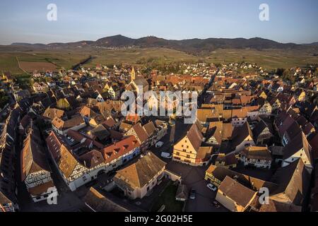 FRANCIA - 68 - ALTO RENO - EGUISHEIM : VISTA DEL VILLAGGIO DAL NORD-EST. IN PRIMO PIANO, LA VIA DI REMPART SUD (A SINISTRA) E GRAND'RUE. IN T Foto Stock