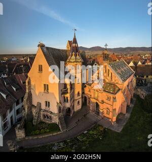 FRANCIA - 68 - ALTO RENO - EGUISHEIM : CASTELLO DI SAINT LEON E LA SUA CICOGNA NIDI (IN ALTO A SINISTRA). GIUSTAMENTE CONSIDERATO UNO DEI VILLAGGI PIÙ BELLI DELL'ALSAC Foto Stock