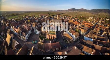 FRANCIA - 68 - ALTO RENO - EGUISHEIM : VISTA PANORAMICA DEL VILLAGGIO DAL NORD-EST. IN PRIMO PIANO, MAINSTREET. SULLO SFONDO DA SINISTRA A. Foto Stock