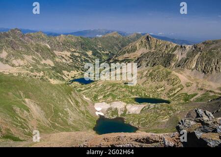 Valle del Carançà vista dalla cima del Pic Inferior de la Vaca (Pyrénées Orientales, Occitanie, Francia) ESP: Vistas del valle de Carançà Foto Stock