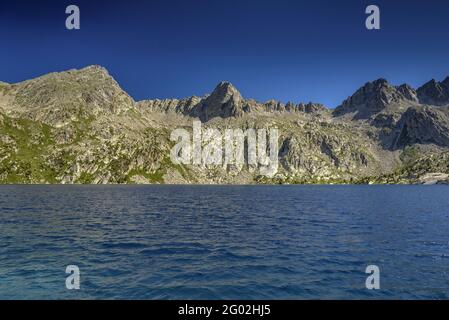 Lago Estany Negre nella Valle di Peguera (Parco Nazionale Sant Maurici, Catalogna, Spagna, Pirenei) ESP: Estany Negre en el Valle de Peguera (España) Foto Stock