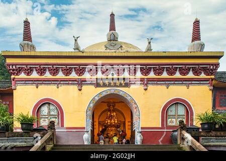 Stupa al Tempio di Wannain, Monte Emei, Sichuan, Cina Foto Stock