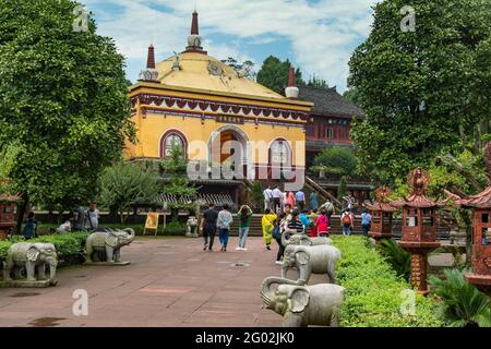 Stupa al Tempio di Wannain, Monte Emei, Sichuan, Cina Foto Stock