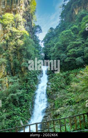 Cascata vicino al lago Baofeng, Zhangjiajie, Hunan, Cina Foto Stock