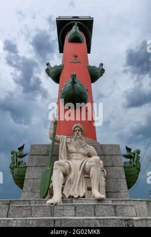 La colonna rostrale sullo spiedo dell'isola di Basilio (Vasilyevsky) con il cielo drammatico a San Pietroburgo, Russia. Foto Stock