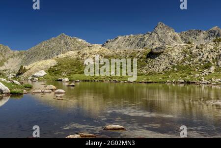 Valle di Peguera vista dal lago Estany Gran de Peguera (Parco Nazionale Aigüestortes i Estany de Sant Maurici, Catalogna, Spagna, Pirenei) Foto Stock