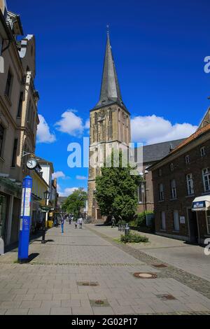 Viersen (Suchteln), Germania - Maggio 20. 2021: Vista sulla strada pedonale sulla torre della chiesa gotica medievale in estate Foto Stock