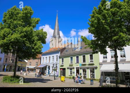 Viersen (Suchteln), Germania - Maggio 20. 2021: Vista sulla piazza su case medievali e negozi con lo sfondo della torre della chiesa Foto Stock
