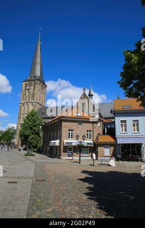 Viersen (Suchteln), Germania - Maggio 20. 2021: Vista sulla piazza su case medievali e negozi con lo sfondo della torre della chiesa Foto Stock