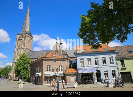 Viersen (Suchteln), Germania - Maggio 20. 2021: Vista sulla piazza su case medievali e negozi con lo sfondo della torre della chiesa Foto Stock